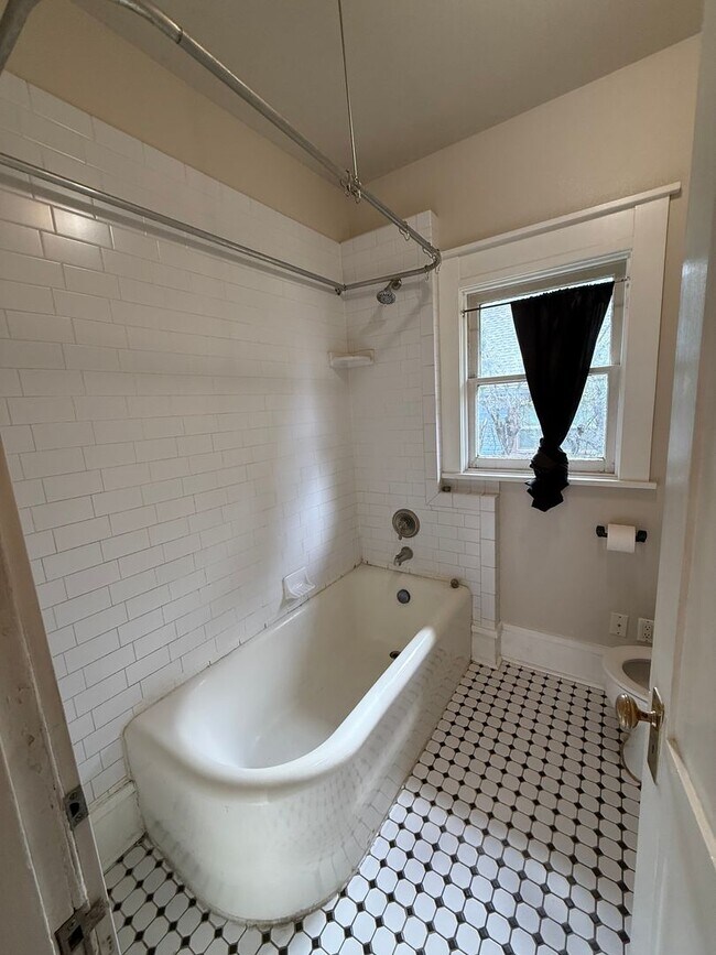 Building Photo - Charming Victorian Home on South Hill