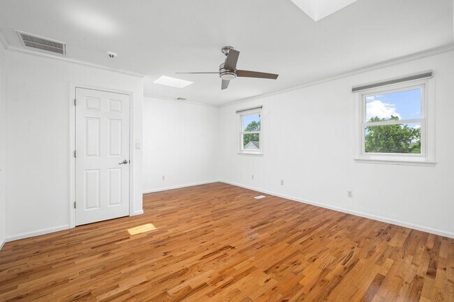 Building Photo - Spacious 3 Bed, 3 Bath