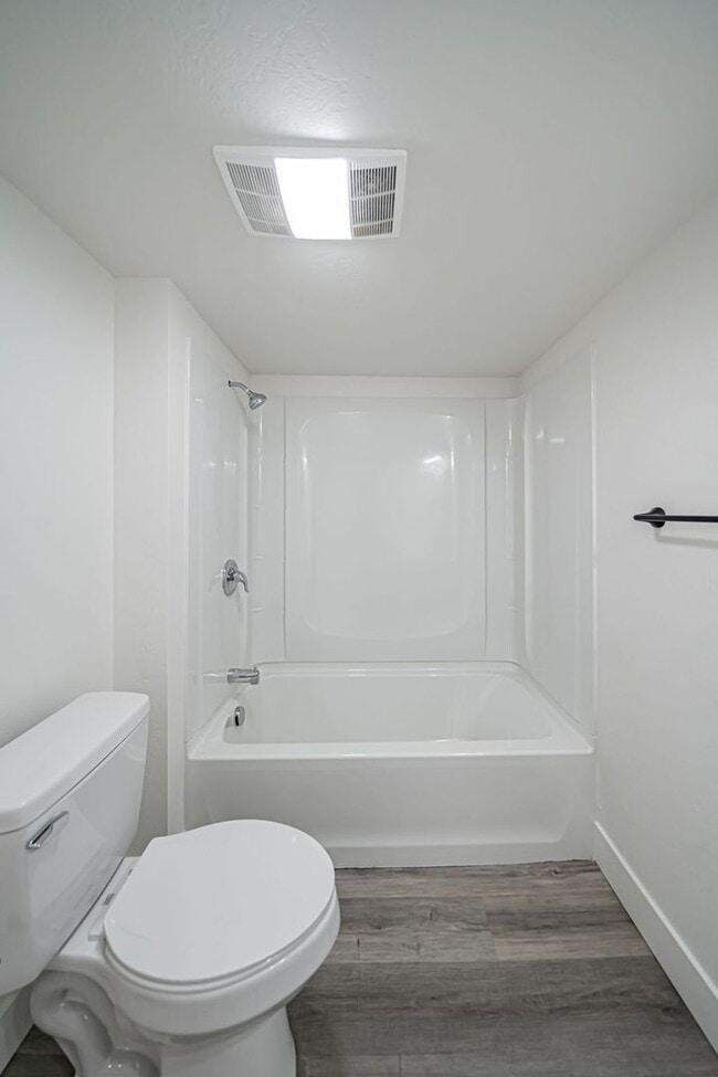 Building Photo - Lower unit renovated property near ISU.