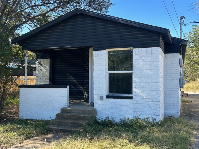Building Photo - Updated 2 Bedroom Cottage