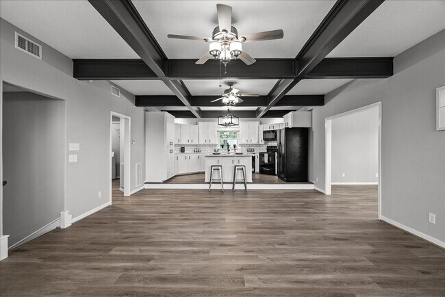 Building Photo - 401 Paradise Dr