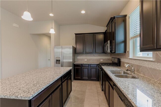 Building Photo - Lovely and Cozy 3/BR and 2/BA Home in Roun...