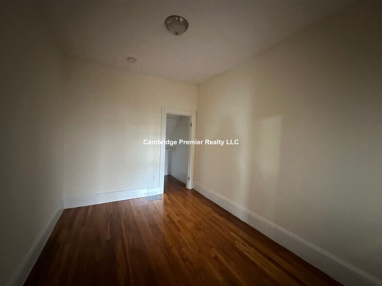 Building Photo - 55 Bonair St