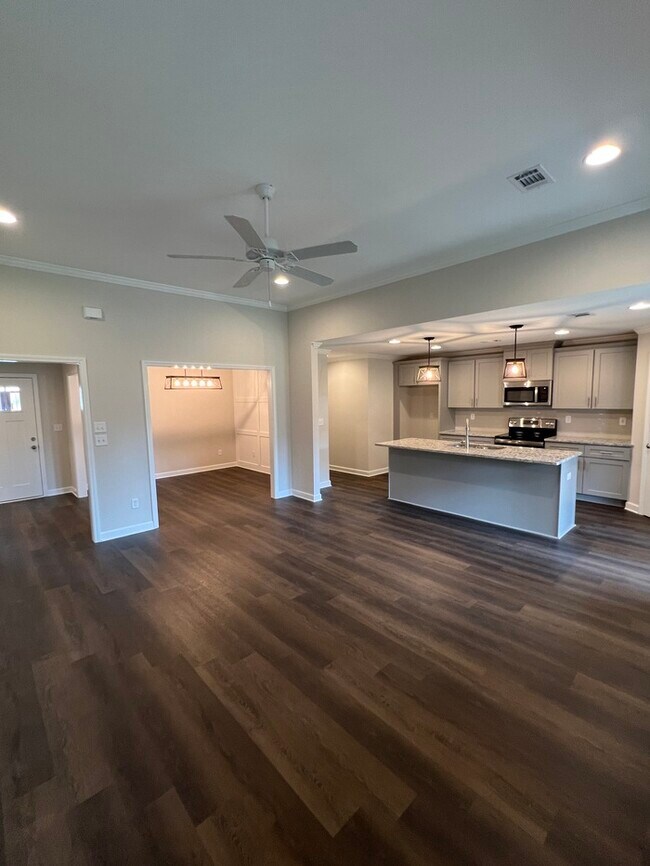 Building Photo - FIRST MONTH'S RENT FREE!