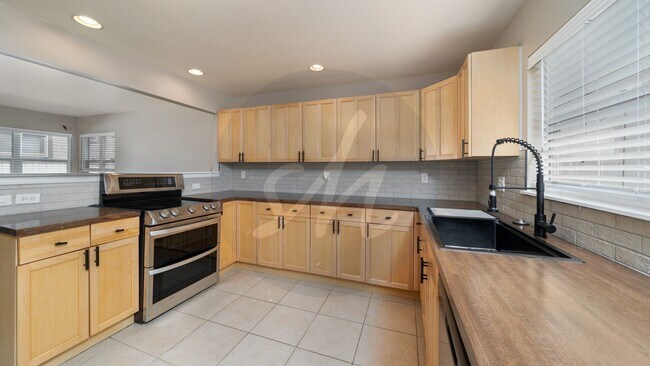 Building Photo - 1827 W Kiowa St