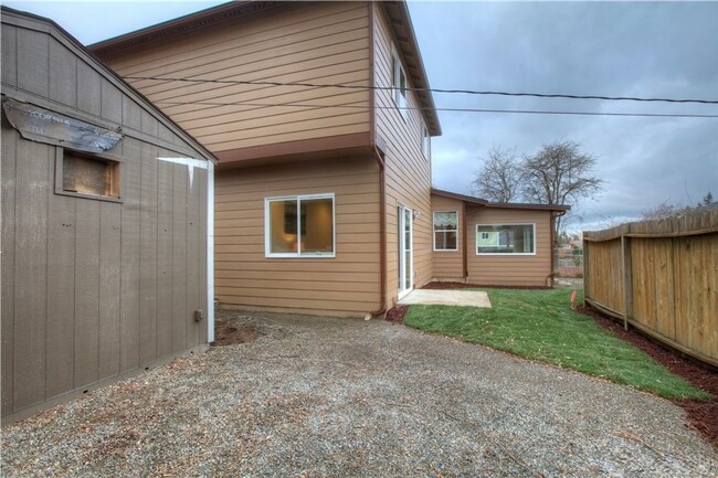 Building Photo - All inclusive master suite with private ba...