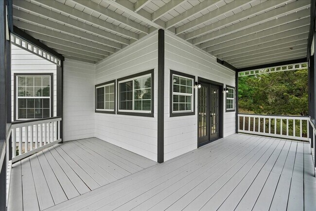 Building Photo - 401 Paradise Dr