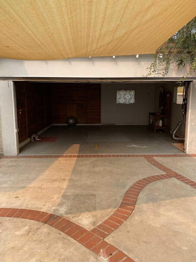 Garage - 5243 Wilkinson Ave