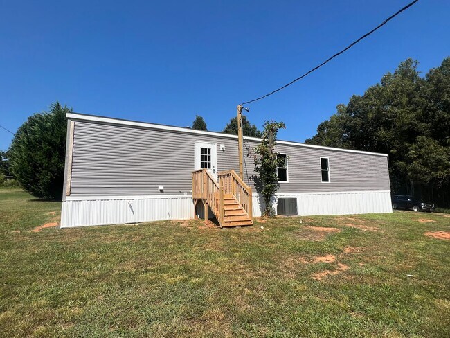 Building Photo - Three bedroom, two bath newer mobile home in Ruffin