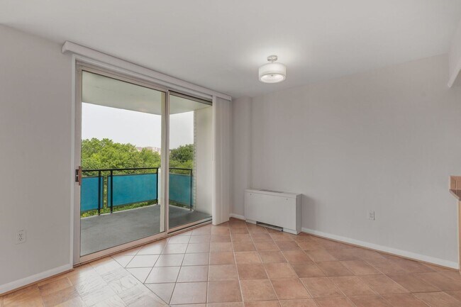 Building Photo - HUGE Apartment Across from Grosvenor Metro...