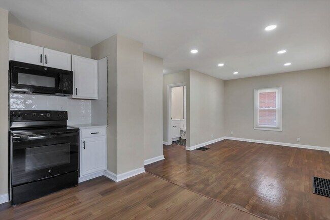Building Photo - Newly Refreshed 3-Bed Bungalow with Bonus Sunroom & Finished Attic – Columbus Living!