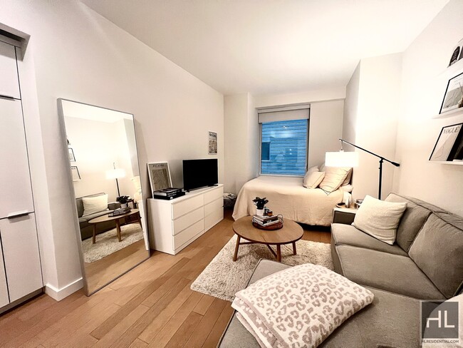 Building Photo - Best Apartment in FIDI!! W+D in unit!! Roo...