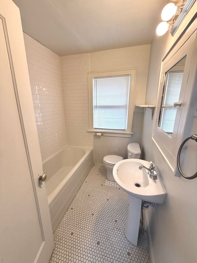 Building Photo - Large 1BD 1BA Duplex in Historic Mesta Par...