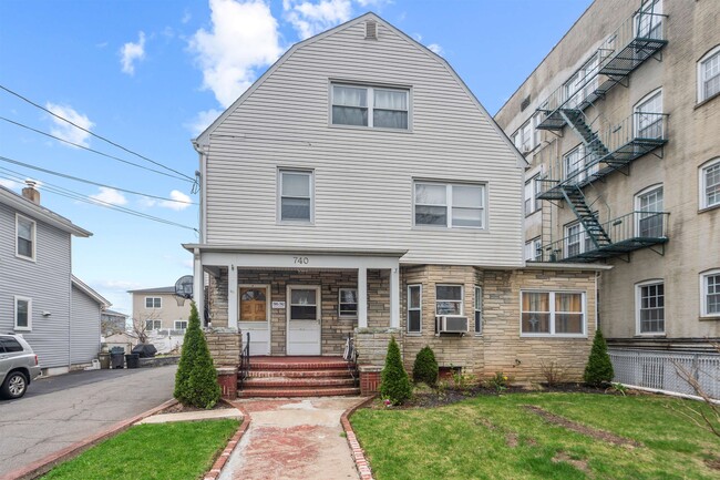 Building Photo - 740 Elm St