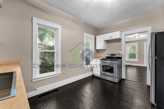 Building Photo - Remodeled 3BR + Flex Room | Steps from Leo...