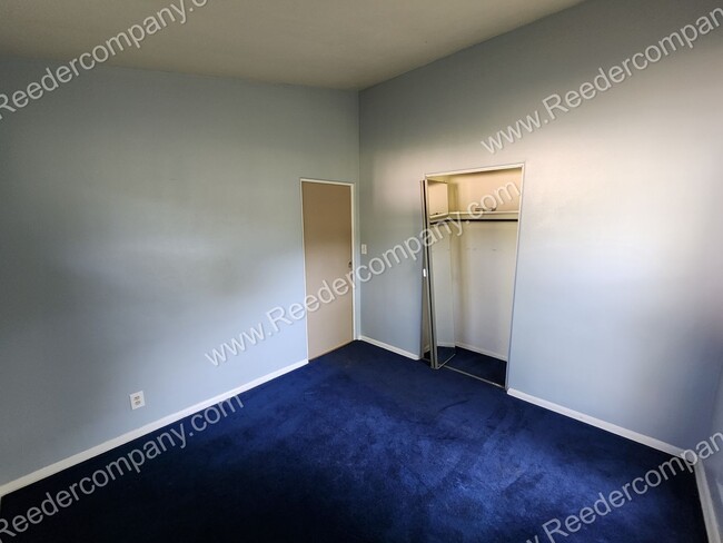 Building Photo - Spacious 3 bedroom 2 bathroom house Walkin...