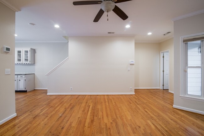 Building Photo - 807 Greenleaf Ave