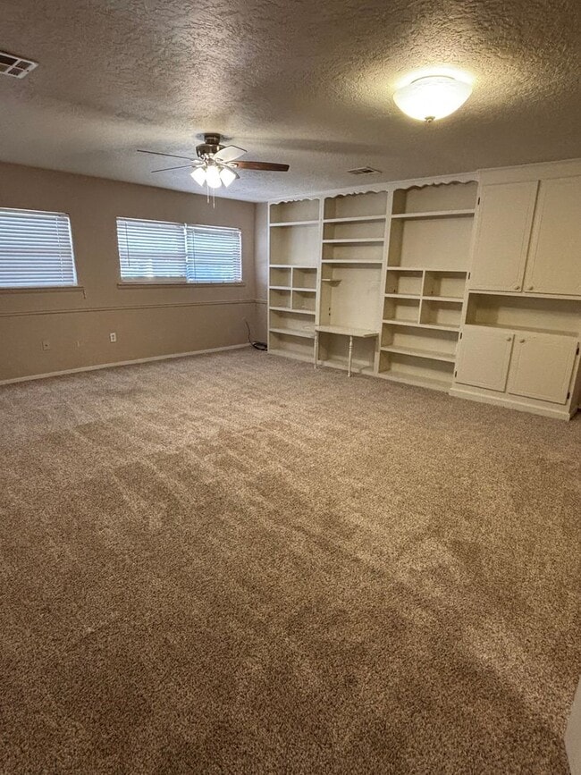 Building Photo - 3 bedroom, 1 3/4 baths NOW AVAILABLE in the Eisenhower School District!