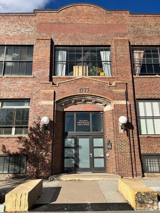 Building Photo - Updated & Spacious Studio Home