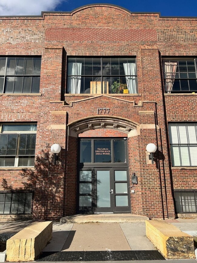 Building Photo - 1777 E 39th Ave