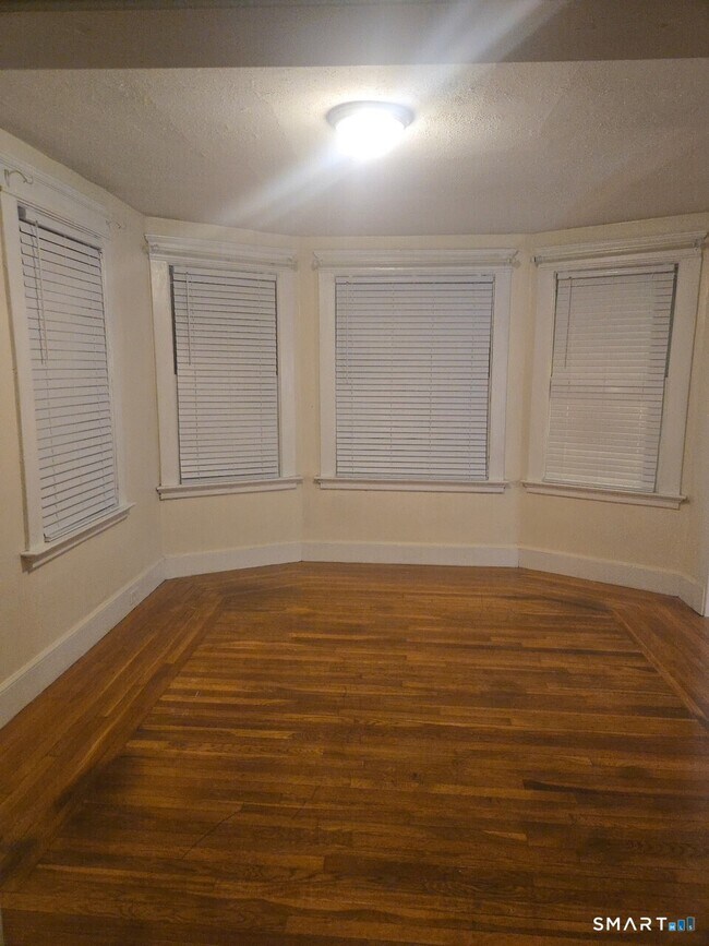 Building Photo - 867 Elm St