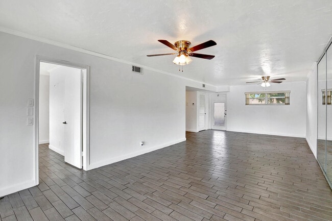 Building Photo - 9400 N Hollybrook Lake Dr