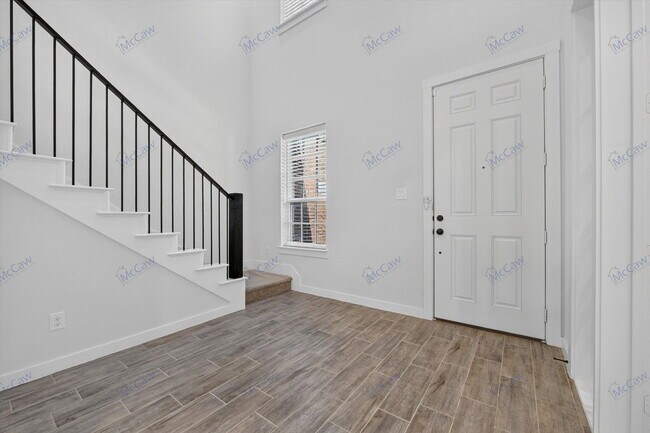 Building Photo - 8728 Ice House Dr