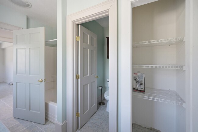 Building Photo - 564 Main St