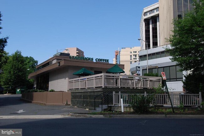 Building Photo - 1600 N Oak St