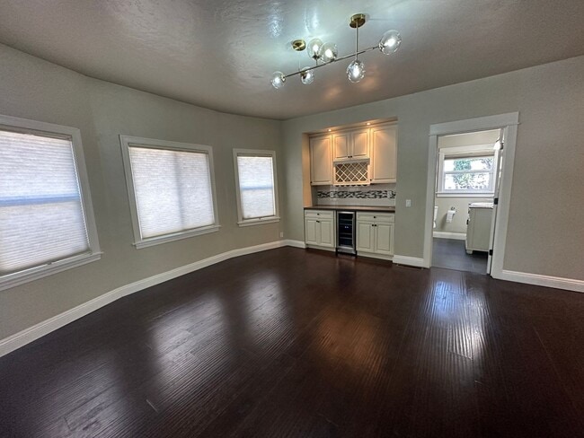Building Photo - Beautifully Renovated 5 Bedroom Midtown Home