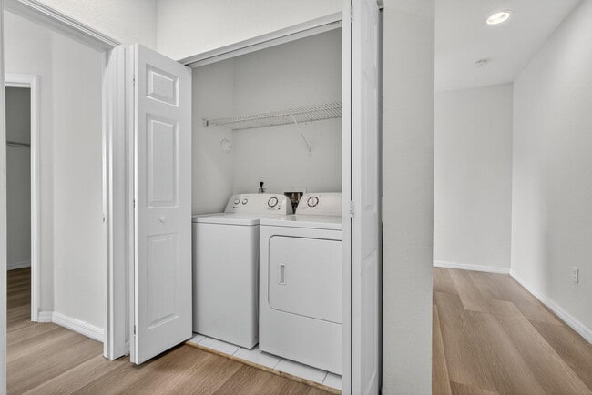 Building Photo - 513 Talia Cir