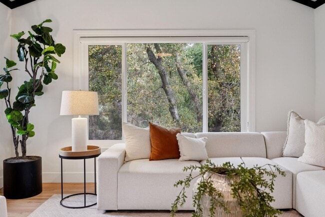 Building Photo - Updated Woodland Estates Home