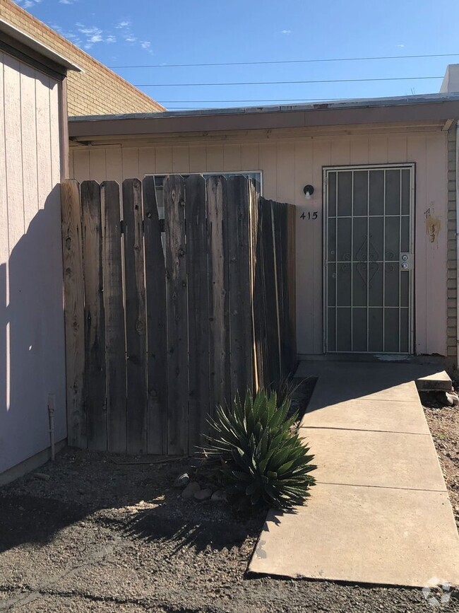 Building Photo - 2 Bed 1 Bath Townhome Ground Level with Fi...