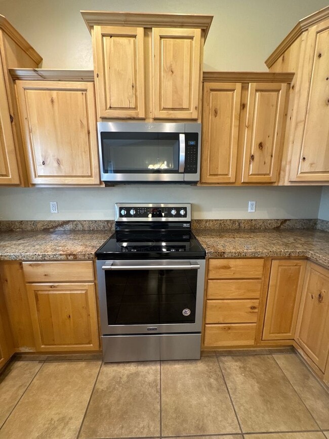 Building Photo - Beautiful 6 bedroom Single Family Home
