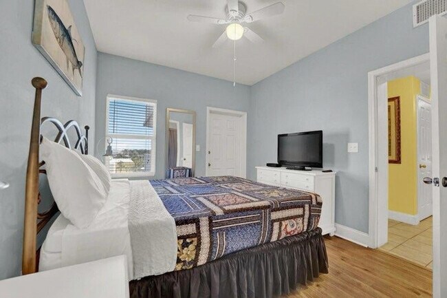 Building Photo - 9800 S Thomas Dr