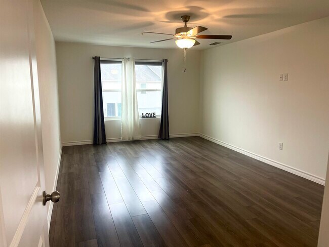 Building Photo - 9905 Kaspar Dr