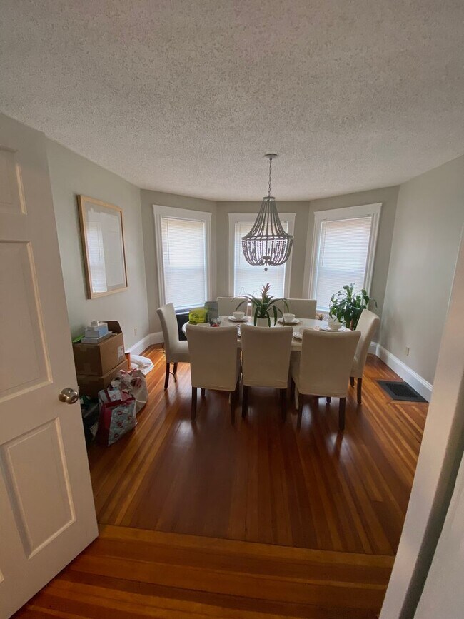 Building Photo - Huge 4 bed unit in Quincy