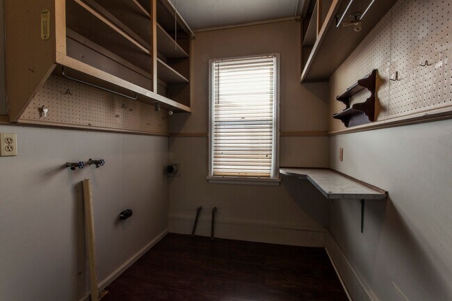 Building Photo - Adorable 2 bed/1 bath home with garage and...