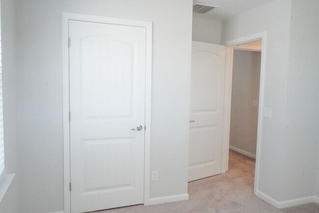 Building Photo - 142 Brookline Dr