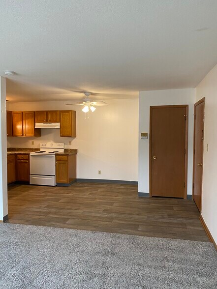 Building Photo - 405 SW Elm St