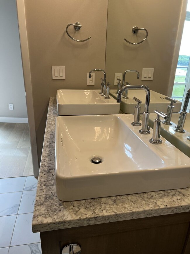 Building Photo - Gorgeous 2 Bedroom Penthouse