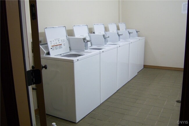 Building Photo - 617 Hiawatha Blvd