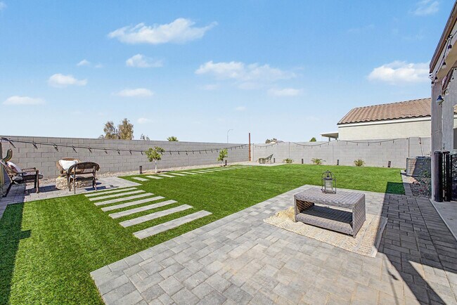 Building Photo - 2548 W Grenadine Rd