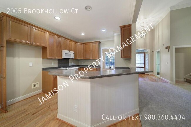 Building Photo - 2005 Brookhollow Ct