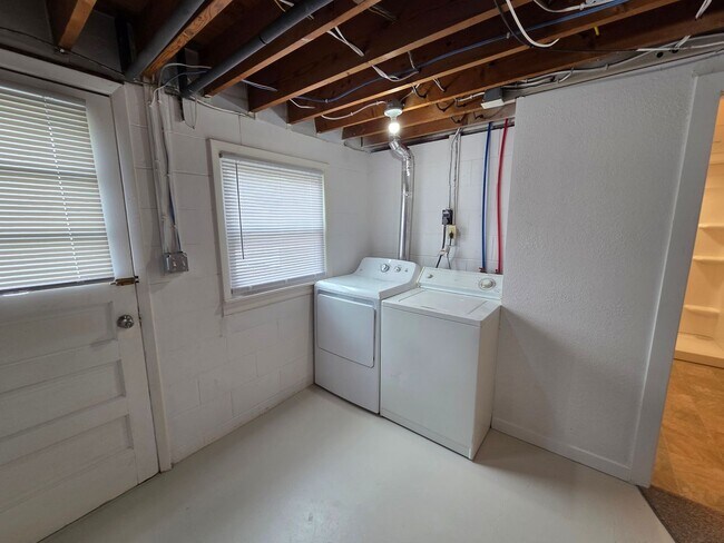 Building Photo - W 2nd St 1408-1410