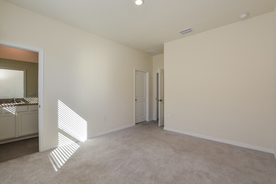Building Photo - 5877 SW 82nd Ln