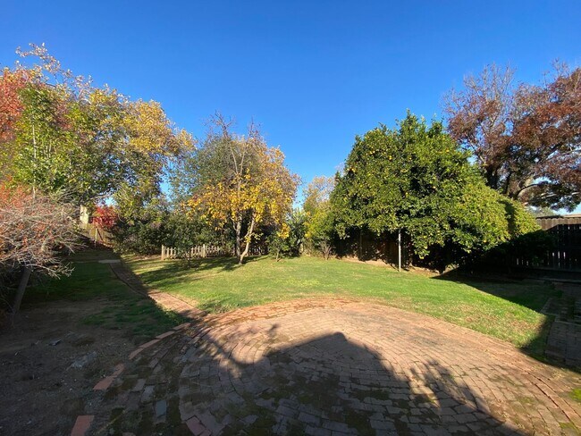 Building Photo - Action Properties RES Inc offering- Central Roseville - 2 Bed, 1 Bath - Separate Living and Famil...