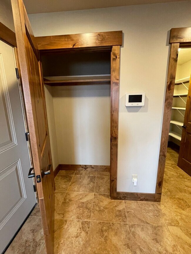 Building Photo - High-end home with 3 car garage and panoramic views of Big Mountain!