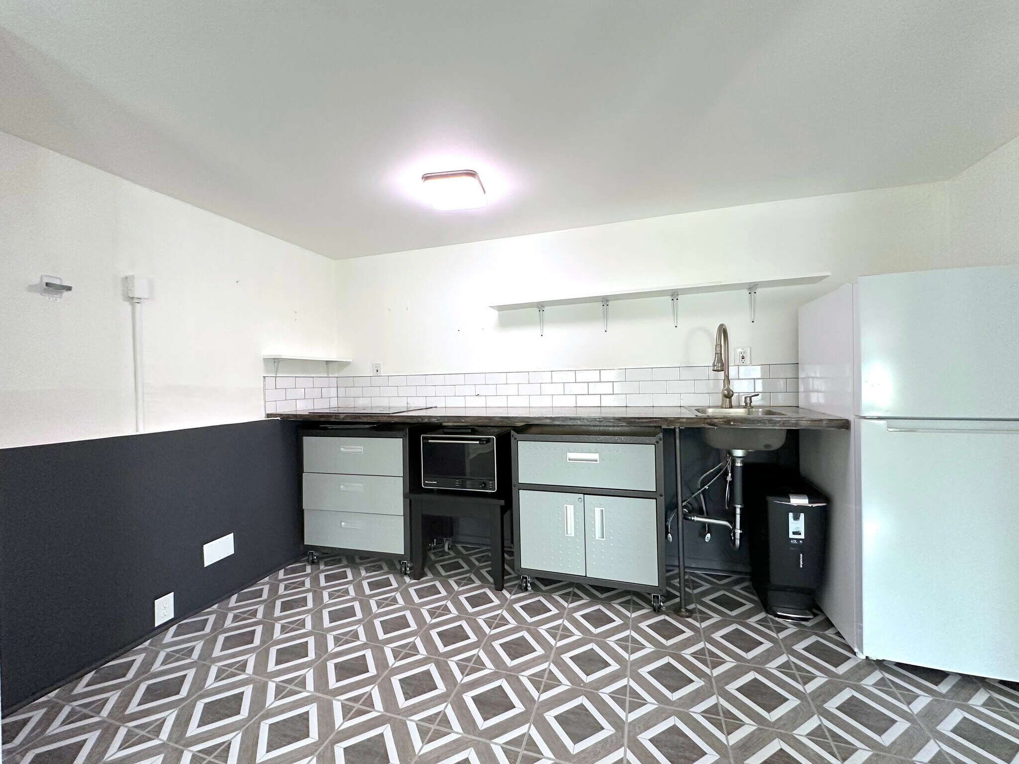 Building Photo - 112 1st St