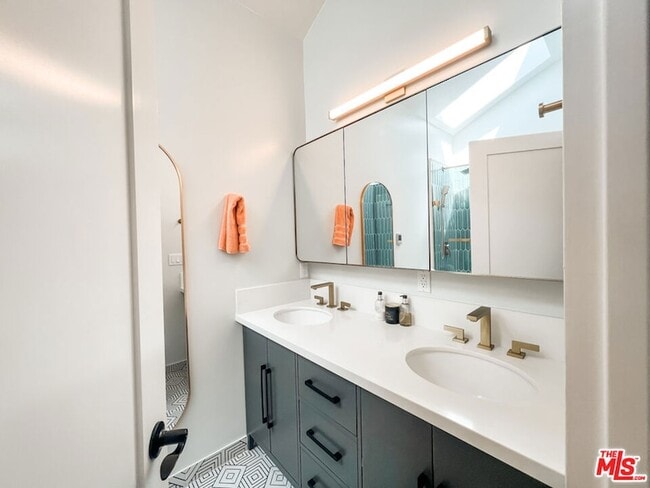 Building Photo - 3836 1/2 Seneca Avenue Unit